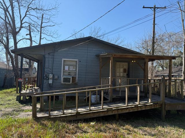 221 W Jordan Street, Alvin, TX 77511