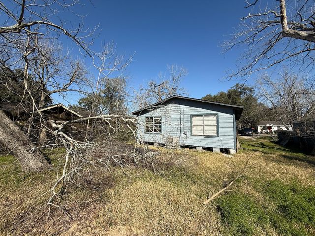 221 W Jordan Street, Alvin, TX 77511