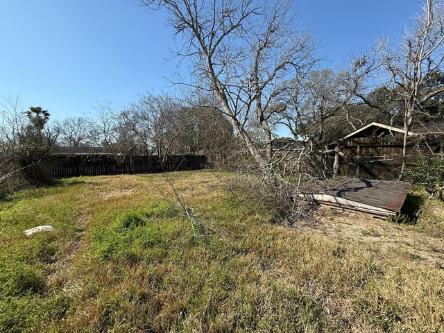 221 W Jordan Street, Alvin, TX 77511