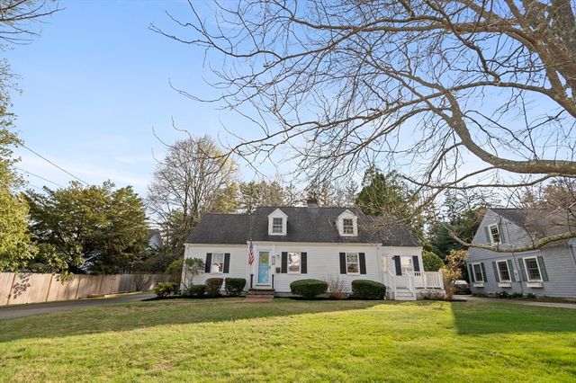 110 Linden St, Hamilton, MA 01982