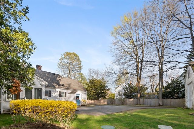 110 Linden St, Hamilton, MA 01982