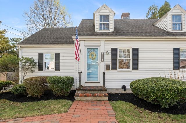 110 Linden St, Hamilton, MA 01982