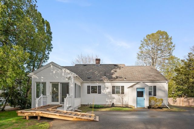 110 Linden St, Hamilton, MA 01982