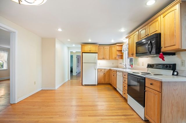 110 Linden St, Hamilton, MA 01982