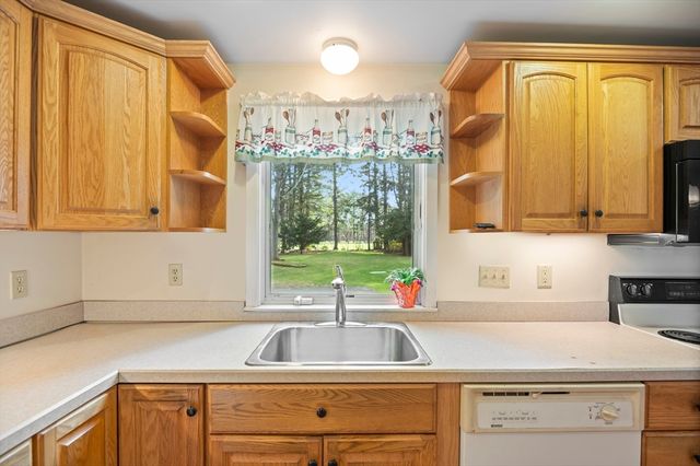 110 Linden St, Hamilton, MA 01982