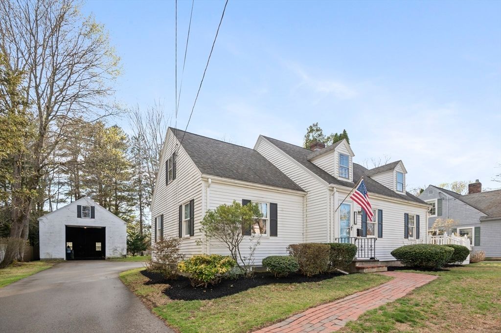 110 Linden St, Hamilton, MA 01982