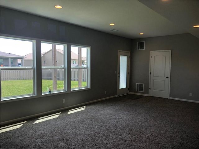1483 N 162nd Court, Basehor, KS 66007