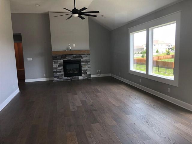 1483 N 162nd Court, Basehor, KS 66007