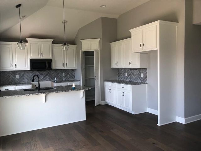 1483 N 162nd Court, Basehor, KS 66007