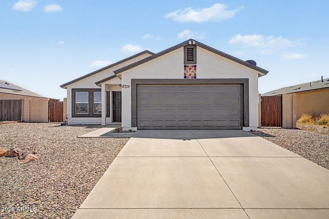8719 W MAGNUM Drive, Arizona City, AZ 85123