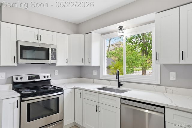 53568 Wolf Drive, Shelby Charter Township, MI 48316