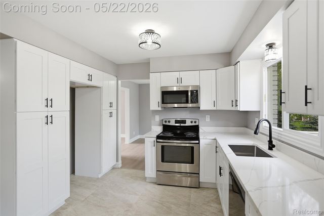 53568 Wolf Drive, Shelby Charter Township, MI 48316