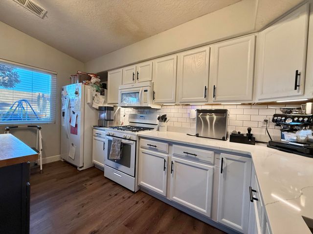 945 Somerset Meadows Drive, Rio Rancho, NM 87144