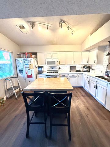 945 Somerset Meadows Drive, Rio Rancho, NM 87144