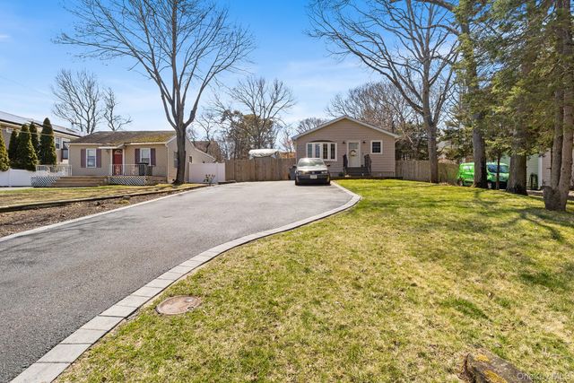 22 Beech Avenue, Farmingville, NY 11738