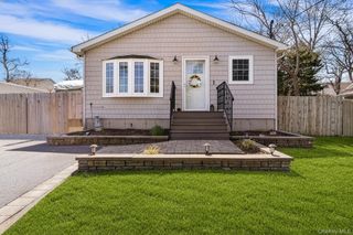 22 Beech Avenue, Farmingville, NY 11738