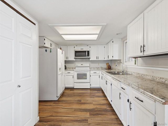 892 S Rifle Way, Aurora, CO 80017