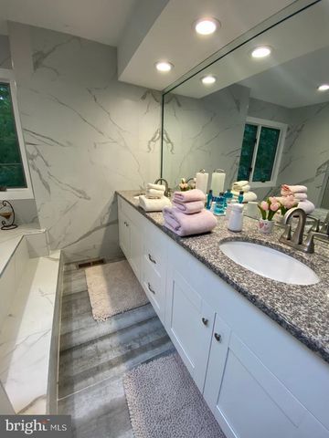 1 KESWICK DR, Voorhees, NJ 08043