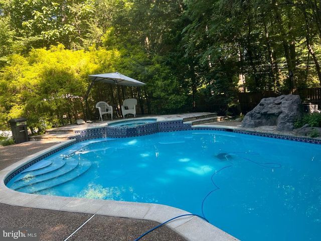 1 KESWICK DR, Voorhees, NJ 08043