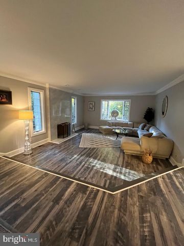 1 KESWICK DR, Voorhees, NJ 08043