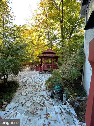 1 KESWICK DR, Voorhees, NJ 08043
