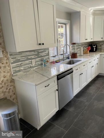 1 KESWICK DR, Voorhees, NJ 08043