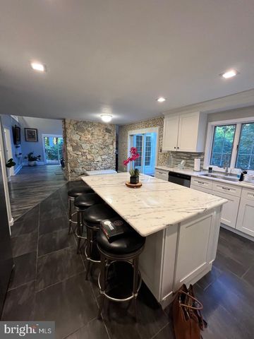 1 KESWICK DR, Voorhees, NJ 08043
