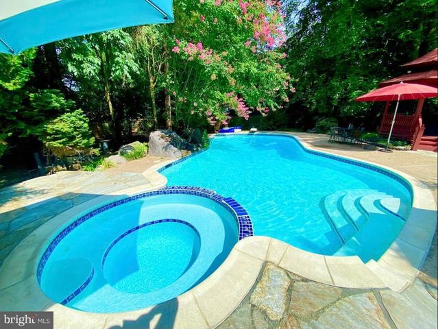 1 KESWICK DR, Voorhees, NJ 08043