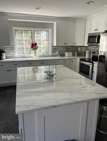 1 KESWICK DR, Voorhees, NJ 08043