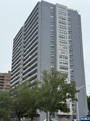 285 Aycrigg Avenue 20C, Passaic, NJ 07055