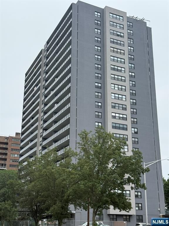 285 Aycrigg Avenue 20C, Passaic, NJ 07055