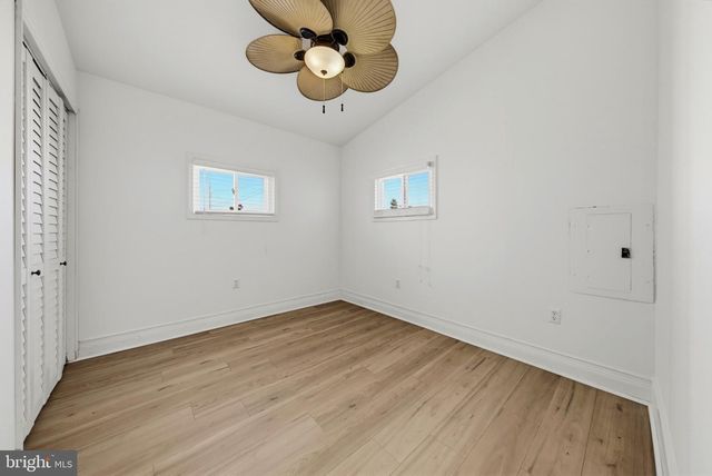 12 PHYLLIS LN, Manahawkin, NJ 08050