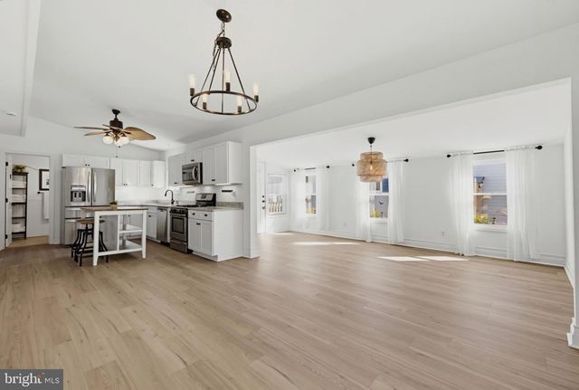 12 PHYLLIS LN, Manahawkin, NJ 08050