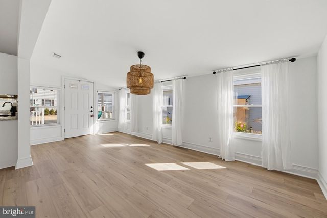 12 PHYLLIS LN, Manahawkin, NJ 08050