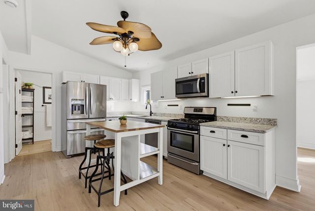 12 PHYLLIS LN, Manahawkin, NJ 08050