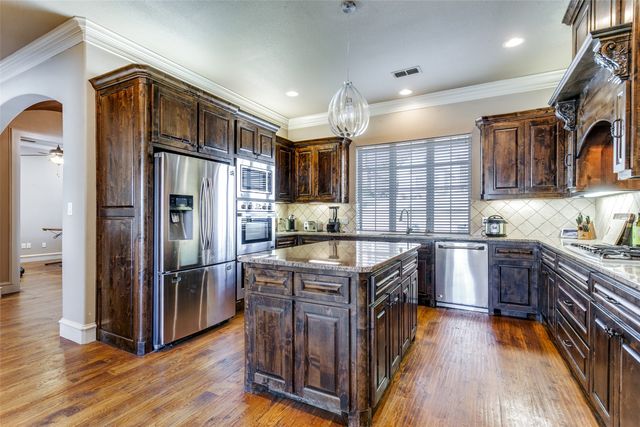 6800 Woodland Hills Drive, North Richland Hills, TX 76182