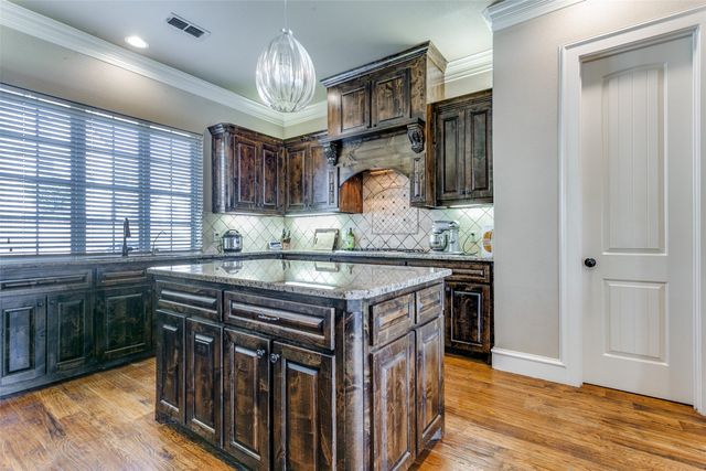 6800 Woodland Hills Drive, North Richland Hills, TX 76182