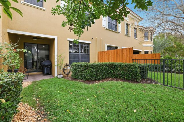 10457 Wellington Parc Drive, Wellington, FL 33449