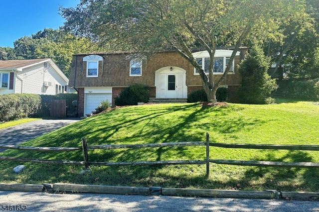 9 Barton Ln, Hopatcong Boro, NJ 07843