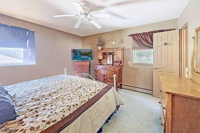 9 Barton Ln, Hopatcong Boro, NJ 07843