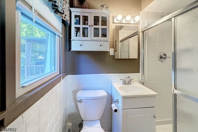 9 Barton Ln, Hopatcong Boro, NJ 07843