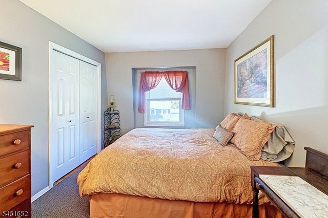 9 Barton Ln, Hopatcong Boro, NJ 07843