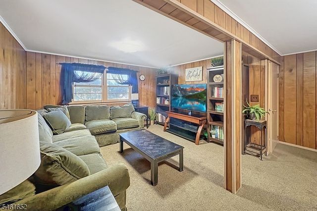 9 Barton Ln, Hopatcong Boro, NJ 07843