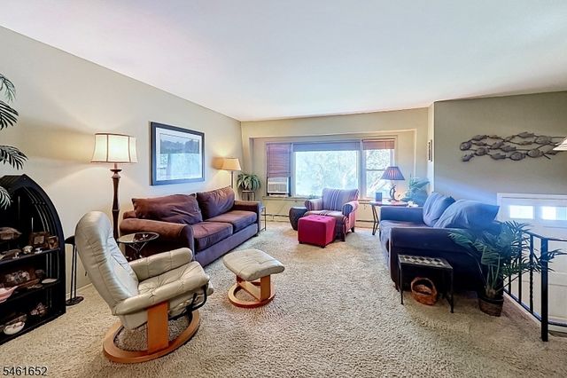 9 Barton Ln, Hopatcong Boro, NJ 07843