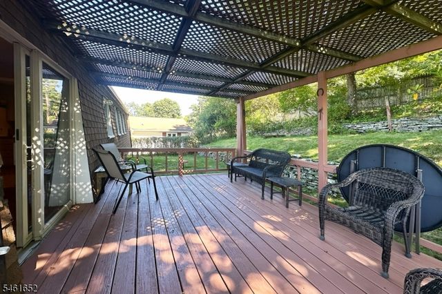 9 Barton Ln, Hopatcong Boro, NJ 07843