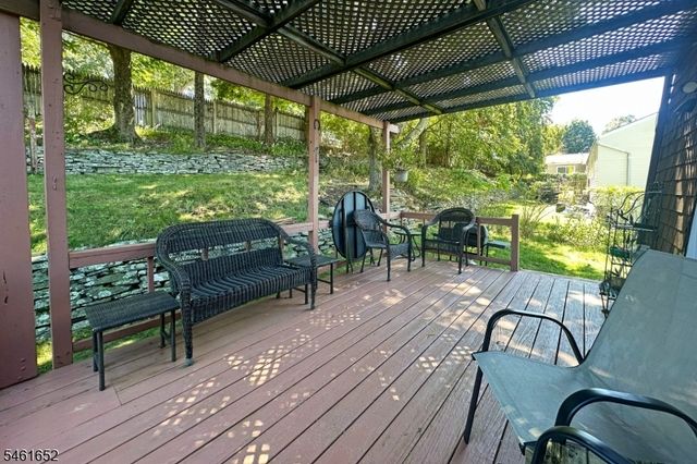 9 Barton Ln, Hopatcong Boro, NJ 07843