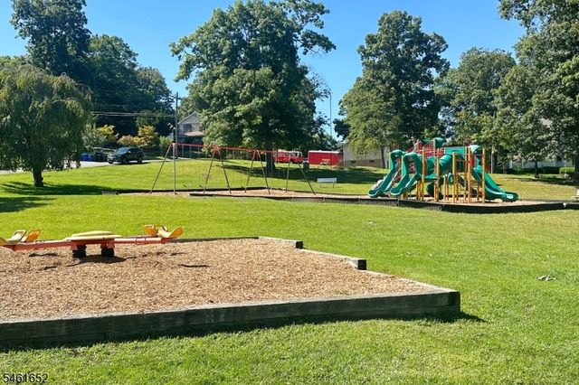 9 Barton Ln, Hopatcong Boro, NJ 07843