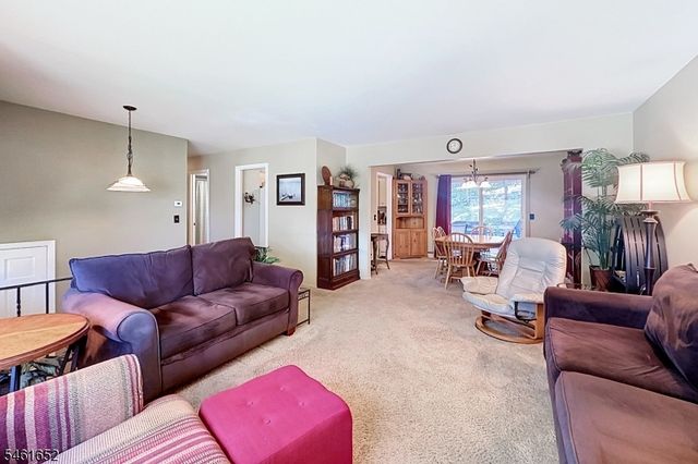 9 Barton Ln, Hopatcong Boro, NJ 07843