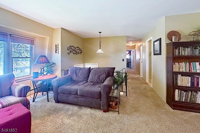 9 Barton Ln, Hopatcong Boro, NJ 07843