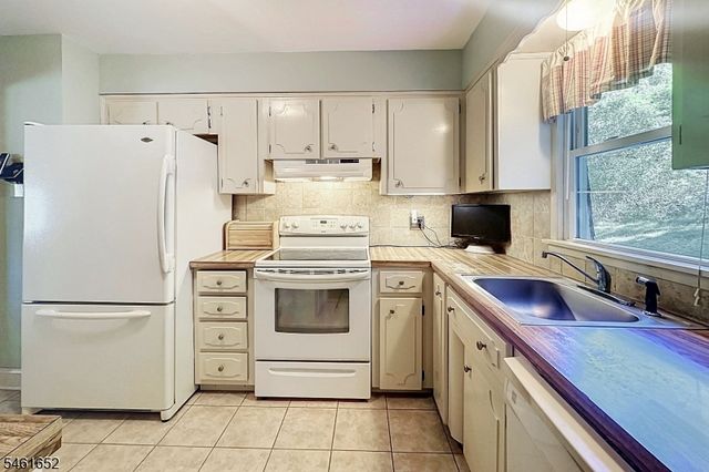 9 Barton Ln, Hopatcong Boro, NJ 07843